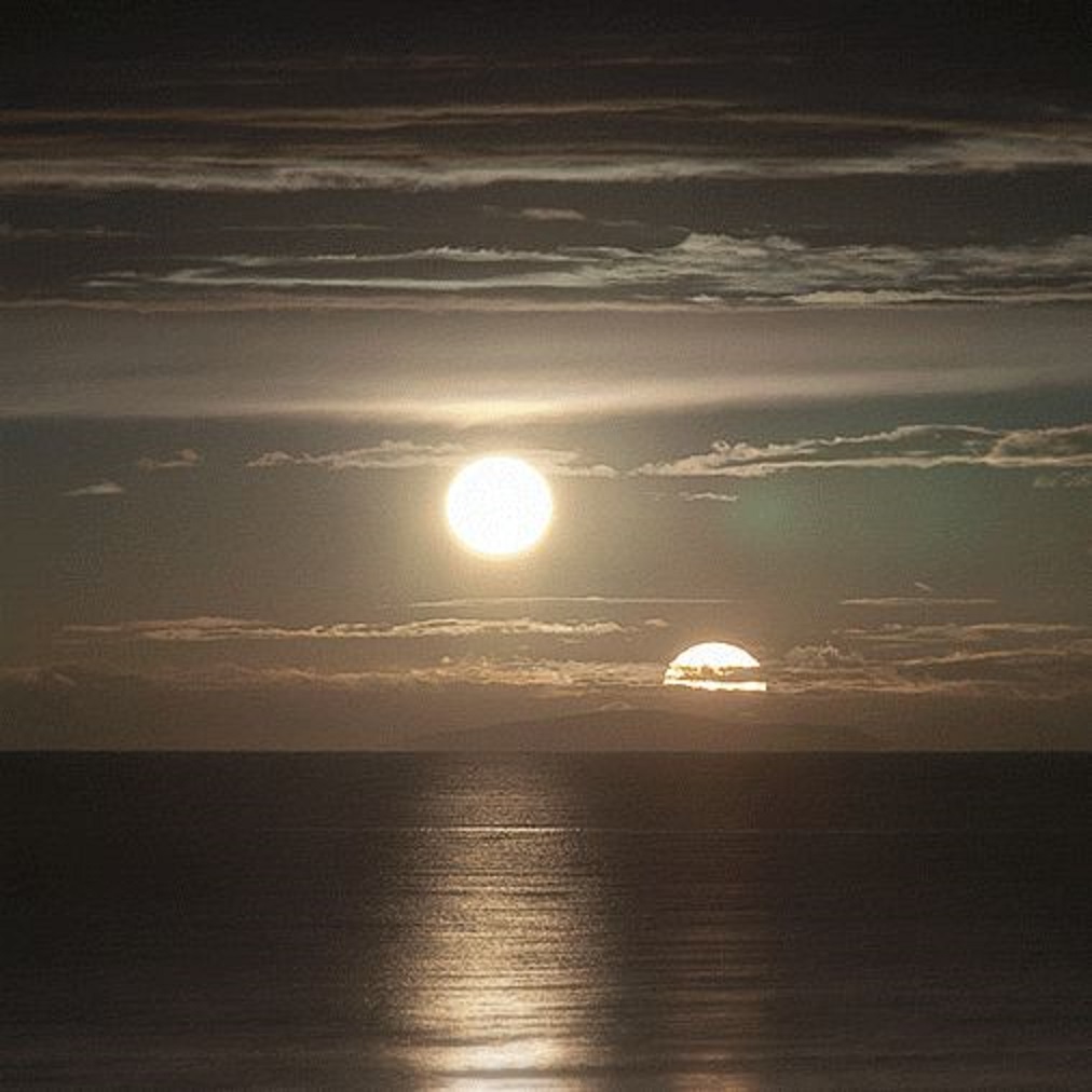 Песня ночь за горизонт. Луна и море. Солнце уходит за Горизонт. Солнце и Луна. Луна на рассвете.